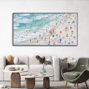K&ouml;nnte beinhalten: Ein Gem&auml;lde, das eine Strandszene mit Menschen und bunten Sonnenschirmen zeigt. Das Gem&auml;lde ist in einem strukturierten Stil mit dicken Pinselstrichen ausgef&uuml;hrt. Die Farben sind hell und lebendig, und der Gesamteindruck ist fr&ouml;hlich und lebendig.