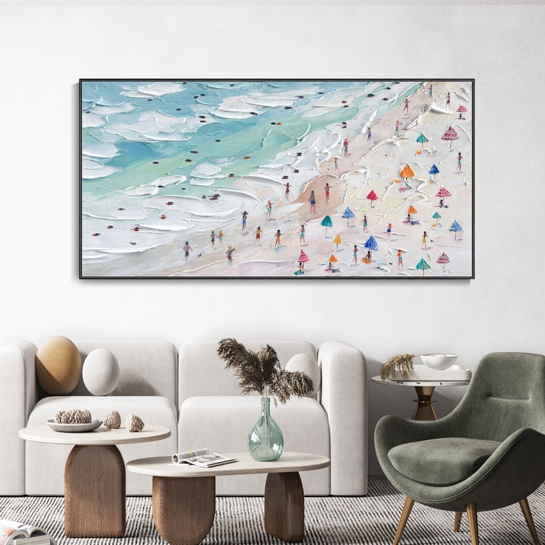 K&ouml;nnte beinhalten: Ein Gem&auml;lde, das eine Strandszene mit Menschen und bunten Sonnenschirmen zeigt. Das Gem&auml;lde ist in einem strukturierten Stil mit dicken Pinselstrichen ausgef&uuml;hrt. Die Farben sind hell und lebendig, und der Gesamteindruck ist fr&ouml;hlich und lebendig.