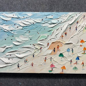 K&ouml;nnte beinhalten: Ein Gem&auml;lde, das eine Strandszene mit wei&szlig;em Sand, blauem Wasser und Menschen mit bunten Sonnenschirmen zeigt. Das Gem&auml;lde ist in einem strukturierten Stil ausgef&uuml;hrt, mit dicken Pinselstrichen.