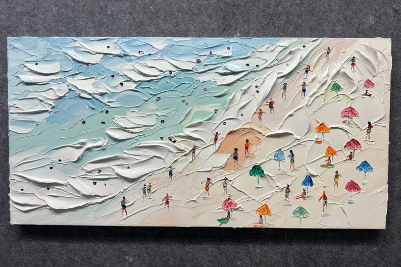 K&ouml;nnte beinhalten: Ein Gem&auml;lde, das eine Strandszene mit wei&szlig;em Sand, blauem Wasser und Menschen mit bunten Sonnenschirmen zeigt. Das Gem&auml;lde ist in einem strukturierten Stil ausgef&uuml;hrt, mit dicken Pinselstrichen.