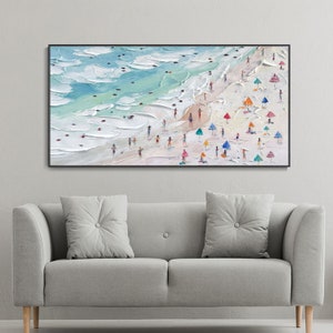 K&ouml;nnte beinhalten: Ein Gem&auml;lde, das eine Strandszene mit Menschen und bunten Sonnenschirmen zeigt. Das Gem&auml;lde ist in einem lockeren, impressionistischen Stil gehalten, wobei der Fokus auf der Textur von Sand und Wasser liegt.