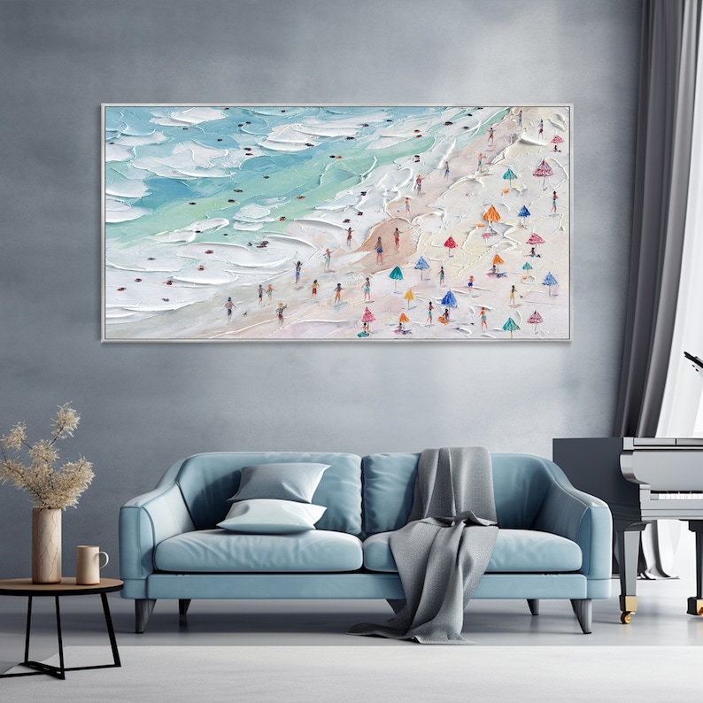 K&ouml;nnte beinhalten: Ein farbenfrohes Gem&auml;lde einer Strandszene mit Menschen und Sonnenschirmen. Das Gem&auml;lde ist in einem lockeren, impressionistischen Stil mit dicken Pinselstrichen ausgef&uuml;hrt. Die Farben sind hell und lebendig, und der Gesamteindruck ist fr&ouml;hlich und lebendig.