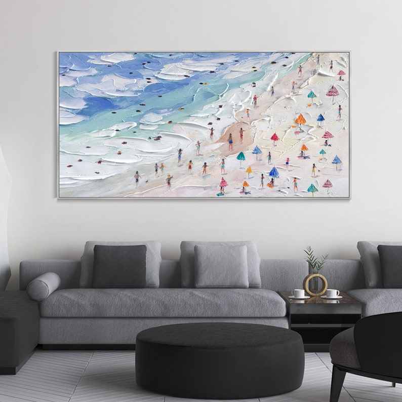 K&ouml;nnte beinhalten: Ein Gem&auml;lde, das eine Strandszene mit Menschen und bunten Sonnenschirmen zeigt. Das Gem&auml;lde ist in einem strukturierten Stil ausgef&uuml;hrt, wobei die Pinselstriche sichtbar sind. Die Farben sind hell und fr&ouml;hlich, und der Gesamteindruck ist entspannend und unterhaltsam.