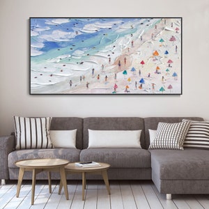 K&ouml;nnte beinhalten: Ein Gem&auml;lde, das eine Strandszene mit Menschen und bunten Sonnenschirmen zeigt. Das Gem&auml;lde ist in einem strukturierten Stil mit wei&szlig;en, blauen und gr&uuml;nen Farben gehalten.