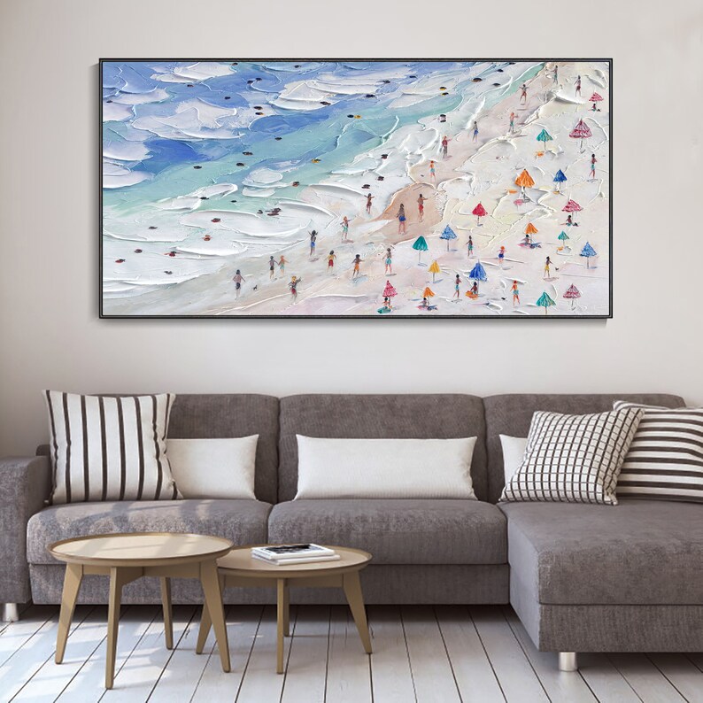 K&ouml;nnte beinhalten: Ein Gem&auml;lde, das eine Strandszene mit Menschen und bunten Sonnenschirmen zeigt. Das Gem&auml;lde ist in einem strukturierten Stil mit wei&szlig;en, blauen und gr&uuml;nen Farben gehalten.