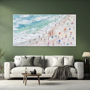 K&ouml;nnte beinhalten: Ein Gem&auml;lde, das eine Strandszene mit bunten Sonnenschirmen und Menschen im Sand zeigt. Das Wasser ist t&uuml;rkisfarben und der Sand ist wei&szlig;. Das Gem&auml;lde ist in einem lockeren, impressionistischen Stil gehalten.