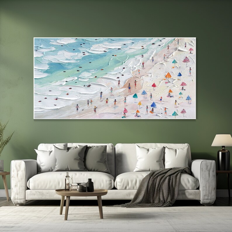 K&ouml;nnte beinhalten: Ein Gem&auml;lde, das eine Strandszene mit bunten Sonnenschirmen und Menschen im Sand zeigt. Das Wasser ist t&uuml;rkisfarben und der Sand ist wei&szlig;. Das Gem&auml;lde ist in einem lockeren, impressionistischen Stil gehalten.