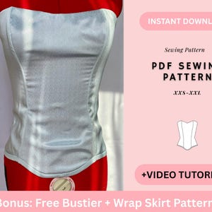 Puede incluir: Un bustier azul claro sobre un maniquí. El bustier es de tela brillante y tiene un diseño estructurado. El texto a la derecha dice "DESCARGA INSTANTÁNEA" y "PATRÓN DE COSTURA PDF". El patrón incluye tallas XXS-XXL.