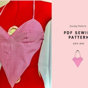 Puede incluir: Un top halter rosa hecho de tela texturizada, exhibido en un maniquí rojo. El top tiene forma triangular con escote de corazón. El texto a la derecha dice "Sewing Pattern PDF Sewing Pattern XXS-XXL".