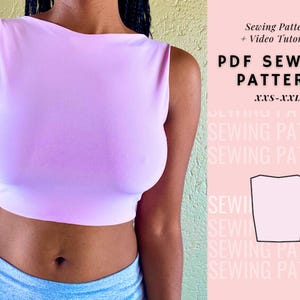 Peut inclure: Un patron de couture PDF pour un haut court sans manches avec un col rond. Le patron comprend les tailles XXS-XXL et est accompagné d'un tutoriel vidéo. L'image montre un mannequin portant une version rose du haut.