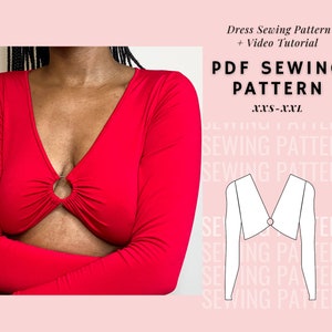 Op de afbeelding: Een PDF-naaipatroon voor een rood, lang mouwig crop top met een diepe V-hals en een ringdetail aan de halslijn. Het patroon is verkrijgbaar in de maten XXS-XXL.  Kledingnaaipatroon + videotutorial PDF-NAAIPATROON XXS-XXL NAAIPATROON NAAIPATROON NAAIPATROON NAAIPATROON NAAIPATROON