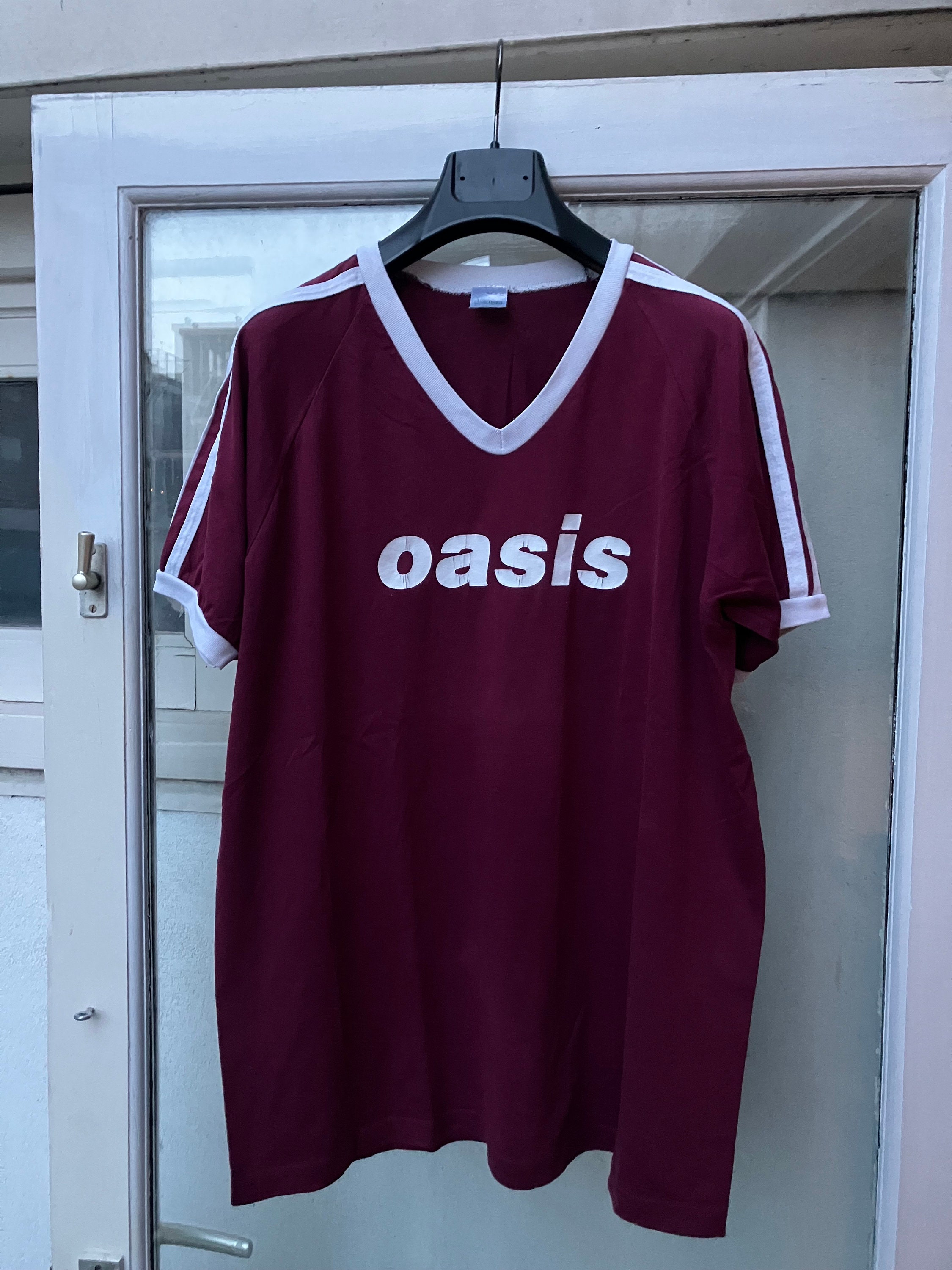【レア✨】90's OASISオアシスmade in UK VネックT Oasis Very Rare Vintage 90s V-neck 3 Stripes Shirt - Etsy