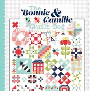 Puede incluir: Un libro de patrones de acolchado titulado "The Bonnie & Camille Quilt Bee" que presenta un diseño de acolchado de retazos colorido con una variedad de formas geométricas, incluyendo estrellas, cuadrados y triángulos. El acolchado está hecho con una variedad de telas en tonos de rojo, azul, verde, amarillo y rosa.