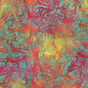 Puede incluir: Una tela vibrante con un patrón paisley en tonos de turquesa, amarillo y rojo. La tela tiene un efecto tie-dye, creando un diseño único y colorido.