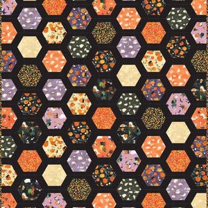 Kit de colcha com moldura Hexie de 57" x 64" projetado por Quilty Love com tecidos Pumpkin Pals de Robert Kaufman