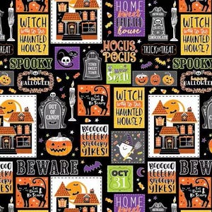 Puede incluir: Una tela de temática de Halloween en blanco y negro con un patrón repetitivo de casas, brujas, murciélagos, dulces y texto. El texto incluye "Witch way to the haunted house?", "Hocus Pocus", "Boo!", "Spooky", "Happy Halloween", "Beware", "Trick or Treat", "Home Sweet Haunted House", "Eat Drink Be Scary", "Magic Spell", "Tomb Sweet Tomb", "Out of Candy", "Oct 31", y "Boooooo Eeeeeeek Spooky Yikes!"