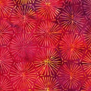 Peut inclure: Tissu rouge avec un motif répétitif de feux d'artifice stylisés jaunes et orange.