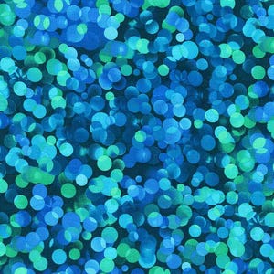 Puede incluir: Un patrón de tela con una densa disposición de círculos superpuestos en tonos de azul y verde sobre un fondo azul oscuro. El diseño crea un efecto bokeh, con tamaños y opacidades variables de los círculos.