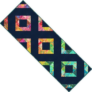 Könnte beinhalten: Gesteppter Tischläufer mit dunkelblauem Hintergrund und farbenfrohen Quadrat-in-Quadrat-Designs. Die Quadrate weisen lebendige Blumen- und geometrische Muster in Rosa-, Gelb-, Grün- und Blautönen auf. Der Läufer hat eine rautenförmige Form.