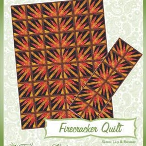 Puede incluir: Un patrón de edredón llamado "Firecracker Quilt" con un diseño geométrico repetitivo en tonos naranja, negro y dorado. El patrón se muestra en un cuadrado grande y una pieza rectangular más pequeña. El texto "Fun & Done! Quilting" está en la parte superior.