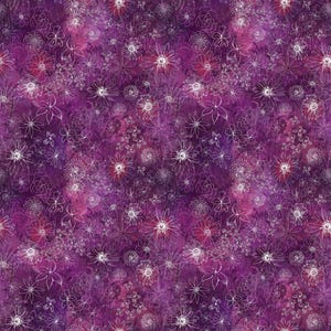 以下が含まれることがあります： 水彩画風のフローラルデザインのシームレスパターン。背景は濃い紫で、より明るい紫と赤のアクセントがあります。さまざまな花や花のクラスターの白い線画が表面全体に散らばっており、テクスチャード加工された芸術的な外観を作り出しています。
