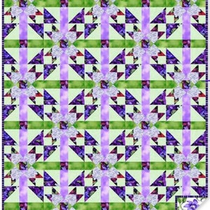 Peut inclure: Une courtepointe colorée avec un motif géométrique répétitif. Le design présente des triangles violets, rouges et bleus, entrecoupés d'éléments blancs et vert clair. Des rayures verticales lavande et horizontales vertes créent une structure en grille.