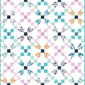 Peut inclure: Une courtepointe blanche avec un motif répétitif de motifs en forme d'étoile bleus, roses et dorés. La courtepointe est composée de carrés avec une variété de motifs floraux.