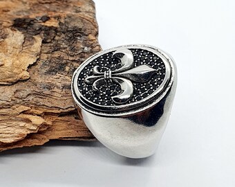 Bague Chevalière "Fleurs de Lys" Recouvert d'Argent Sterling 925 Ornée de Pierres Noires .