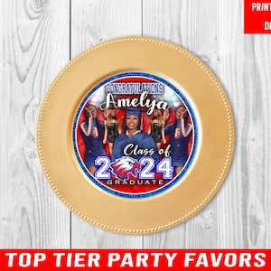 Puede incluir: Un plato de carga dorado con borde de cuentas. El centro presenta un diseño con el texto "CONGRATULATIONS Amelya Class of 2024 GRADUATE" e imágenes de graduados. Acentos rojos y azules rodean el diseño. La parte superior e inferior de la imagen tienen texto.