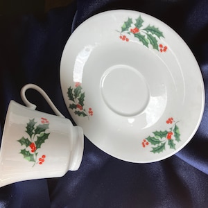 Taza y platillo de invierno con bayas y acebo fabricados en China
