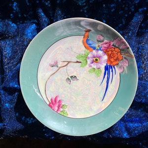 Japans porseleinen bord: blauwgroen, wit, paradijsvogelbloemendisplay