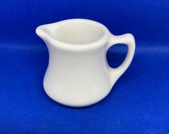 Dekoratives Sahnekännchen-Vintage Hall China White Restaurant Ware
