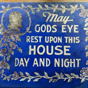 Mensaje religioso inspirador en cartón con destellos blancos sobre azul: que la mirada de Dios descanse sobre esta casa día y noche. Borde floral con rosas