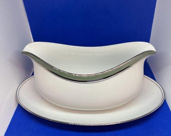 Vintage Porzellan-Sauciere mit befestigter Unterplatte, markiert mit SANGO China Japan Ventura 6231