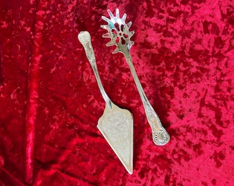 Utensilios de servir vintage: servidor de pasteles y pasta de plata.