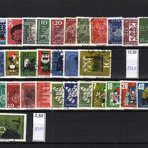 Könnte beinhalten: Eine Sammlung von alten deutschen Briefmarken mit verschiedenen Motiven, darunter ein Baum, ein Männergesicht, eine Kirche, ein Fahrrad und eine Gruppe von Kindern. Die Briefmarken sind in Reihen auf schwarzem Hintergrund angeordnet. Der Text auf den Briefmarken lautet "Deutsche Bundespost", "Europa" und "Olympische Spiele".