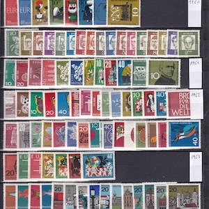 Könnte beinhalten: Eine Sammlung alter Briefmarken mit verschiedenen Designs und Nennwerten. Die Briefmarken sind in Reihen und Spalten angeordnet und zeigen farbenfrohe Illustrationen, Porträts und Texte. Die Sammlung umfasst Briefmarken von 1960 bis 1964.