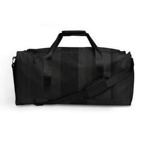 Bolso de lona negro premium - Gimnasio durante la noche suave weekender con líneas negras y oscuras en patrón geométrico y comparación de zapatos, para viajes cortos.