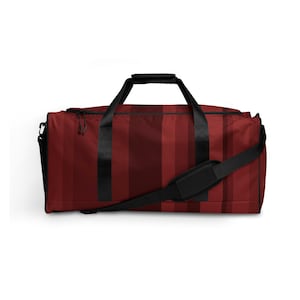 Premium Red Duffle bag - Gym overnight soft weekender met Bordeaux en donkere lijnen in geometrisch patroon en schoen vergelijken, voor korte uitstapjes.