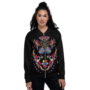 Peut inclure: Une veste bomber noire avec un motif floral et d'oiseaux coloré. Le motif présente des couleurs vives comme le rose, le jaune, le bleu, le vert et le rouge.