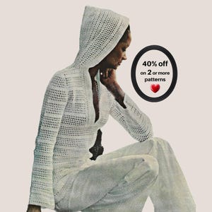 Könnte beinhalten: Ein weißes langärmeliges Kapuzenoberteil und eine passende Hose aus gehäkeltem Netzstoff. Ein schwarzer ovaler Rahmen enthält den Text 40% off on 2 or more patterns und ein rotes Herzsymbol. Das Kleidungsstück hat einen tiefen V-Ausschnitt.
