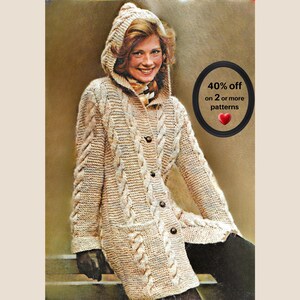 Puede incluir: Un cárdigan beige con capucha, patrón de punto trenzado vertical, mangas largas y cierre de botones frontal. La prenda incluye capucha y dos bolsillos delanteros. Un gráfico circular negro muestra el texto 40% off on 2 or more patterns.