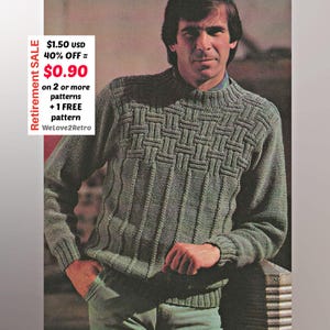 Puede incluir: Un suéter verde tejido con un diseño de tejido de cesta en el pecho y costillas verticales en el cuerpo. El suéter tiene cuello redondo y mangas largas. La imagen incluye el texto "Retirement SALE" y "WeLove2Retro".
