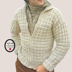 Pode incluir: Um cardigã de malha cor de creme de manga comprida com fecho de correr e padrão de grelha texturado, usado sobre uma camisa de colarinho aos quadrados castanhos e beges. Um gráfico circular exibe o texto 40% off on 2 or more patterns com um coração vermelho.