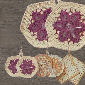 Puede incluir: Colección de salvamanteles de ganchillo hechos a mano con diseños florales y geométricos. Los salvamanteles presentan colores crema, morado y naranja. Algunos tienen un diseño floral en el centro, mientras que otros tienen un patrón geométrico.