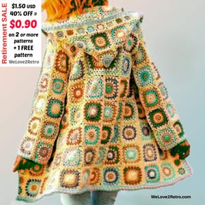 Op de afbeelding: Een gehaakte jas met capuchon in een patchwork-ontwerp, met vierkanten in geel, groen, bruin en blauw. De jas heeft lange mouwen en een geschulpte zoom. De afbeelding bevat de tekst "Retirement SALE" en "WeLove2Retro".