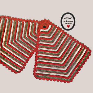 Puede incluir: Un tejido de ganchillo con un patrón de chevrón en rayas alternas de color rojo, blanco y verde oscuro. Los bordes son festoneados y una insignia negra circular en la esquina superior derecha muestra el texto 40% off on 2 or more patterns.