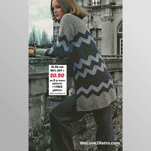 Könnte beinhalten: Handgefertigtes Holzschild mit dem Wort "Welcome" in verspielter Schrift. Es hat einen weißen, abgenutzten Hintergrund und einen dunkelbraunen Rahmen, ideal für eine Eingangstür oder einen Flur.