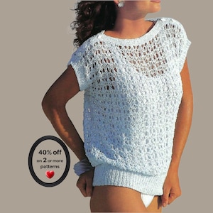 Puede incluir: Una blusa de manga corta en color azul claro con un patrón de ganchillo abierto, escote ancho y dobladillo acanalado. La prenda tiene un corte holgado. Una insignia ovalada negra a la izquierda muestra el texto 40% off on 2 or more patterns.