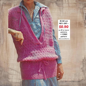 Puede incluir: Un chaleco de punto rosa vintage con cuello en V profundo y cintura con cordón. El chaleco está superpuesto a una blusa azul con estampado floral. La imagen incluye el texto "$0.90" y "WeLove2Retro".